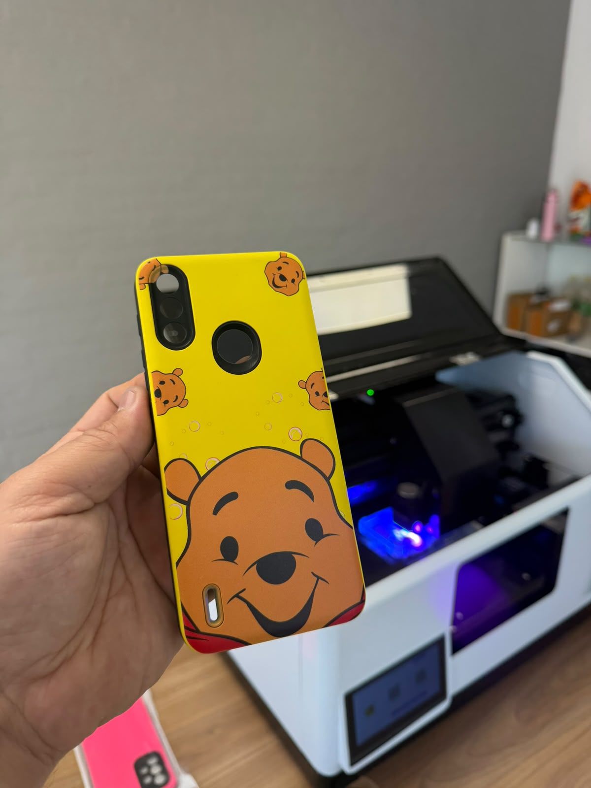 Funda amarilla personalizada frente a una impresora UV